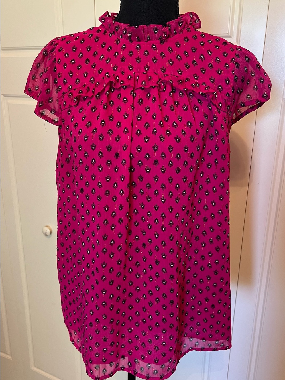 Women’s Ruffled Neck Cap-Sleeve Blouse - Fuchsia Floral Sz L